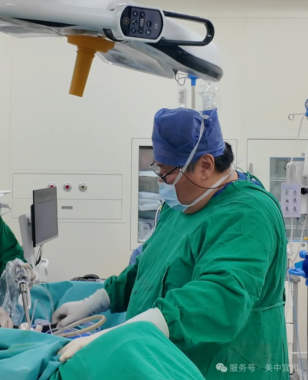 Surgeon performing single-port laparoscopic surgery at AMCARE Beijing