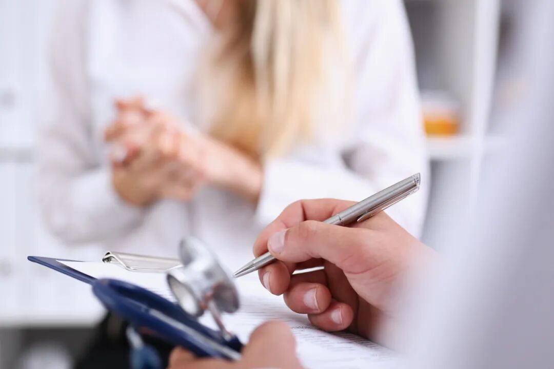 A physician explaining prenatal ultrasound findings and the schedule to an expectant mother