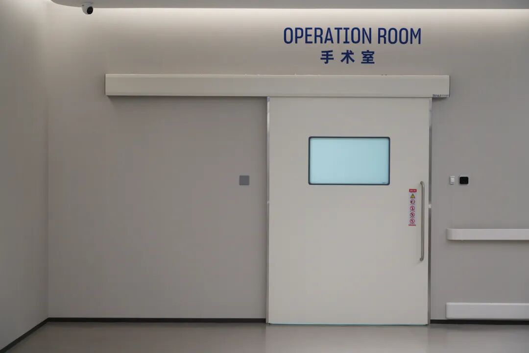 The sliding entrance door to the operating theatre at AMCARE Beijing, with its bilingual OPERATION ROOM sign